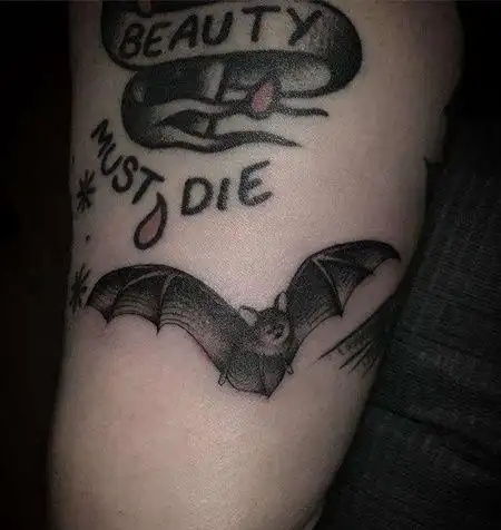 new school大臂蝙蝠纹身图案