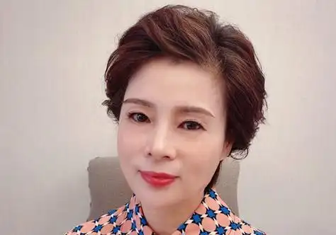 妈妈偏分后梳低盘发发型