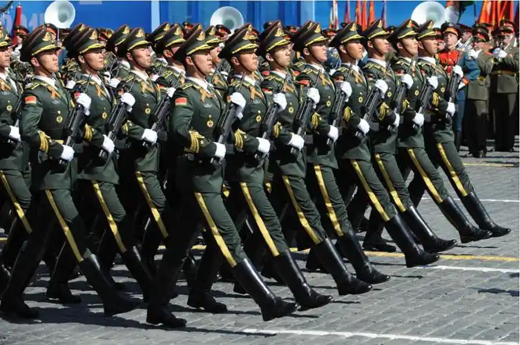 2015年5月7日,在俄罗斯首都莫斯科,中国人民解放军三军仪仗队在彩排中