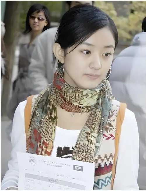 几经周折后,赵丽颖应聘到廊坊一家防腐公司,在这里担任销售助理一角.