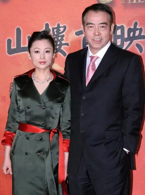 原创陈凯歌夫妇同框差16岁完全看不出来陈红颜值在线搭配端庄