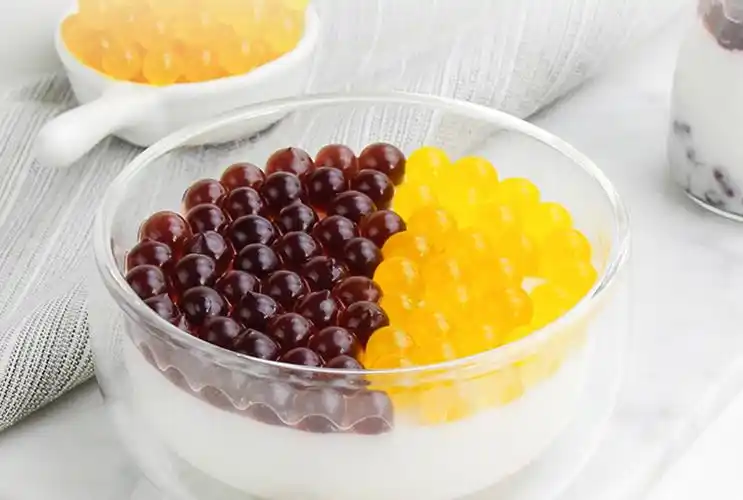 爆珠属于分子料理中的晶球化处理,它的原理是水溶性的海藻酸钠和钙