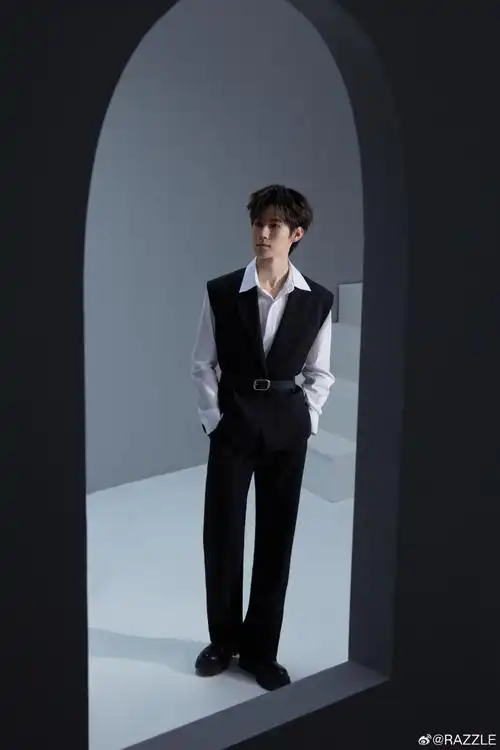 棉羊毛混纺面料融合精湛肩线剪裁,非凡质感凝练酷飒态度.张真源超话