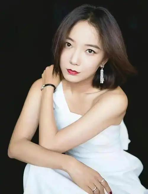 干练时尚的王珞丹楚楚动人温婉秀丽的写真照