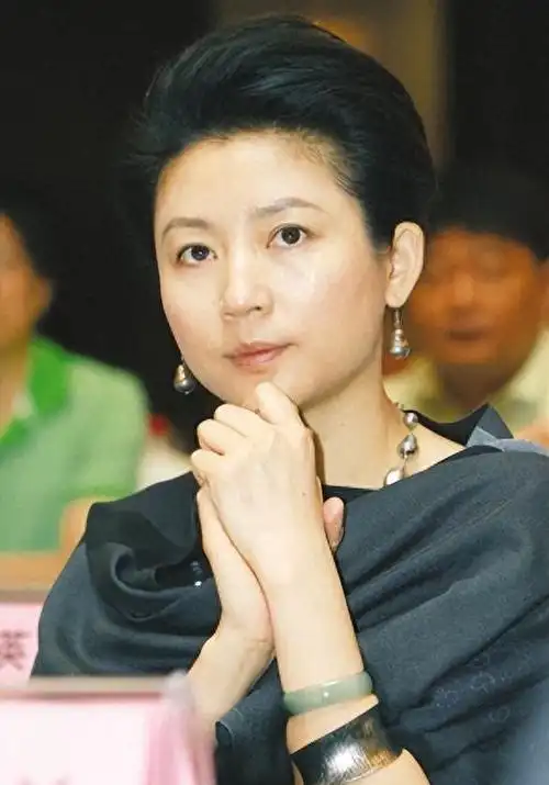 曾红过董卿的金牌主持人王小丫今55岁无儿无女太凄凉