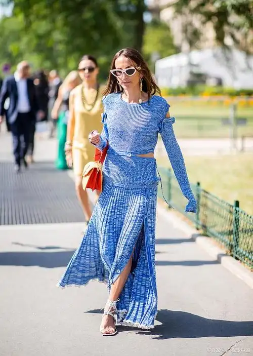 夏日时尚穿搭:清新蓝色让你轻松抢镜