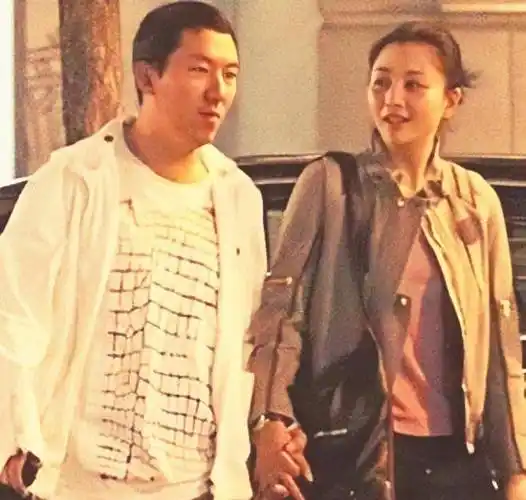 一日,鄢颇在车库里被人k成重伤.男友受伤后,李小冉不再畏畏缩缩.