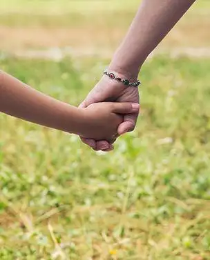 父亲牵着孩子的手黑白手指手势png夏日户外,母亲牵着儿子的手老人手