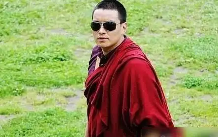 后来被曝出,关淑怡独自抚养孩子,而孩子的父亲,就是活佛,殊利仁波切.