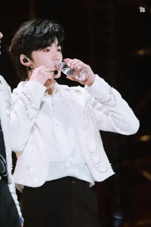 92383936313638海口理想之途演唱会亲亲#宋亚轩 小王子