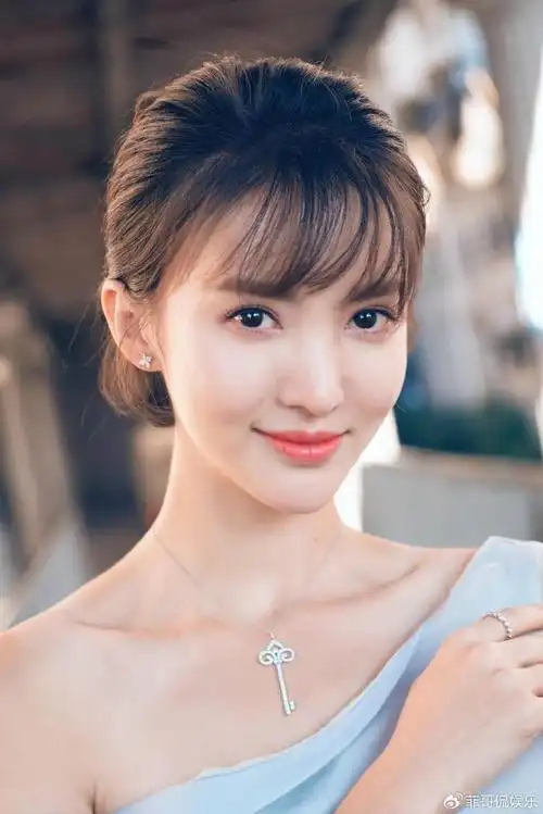 白裙高开叉,优雅至上:金晨的穿搭魅力不容忽视|金晨|时尚|白裙_新浪