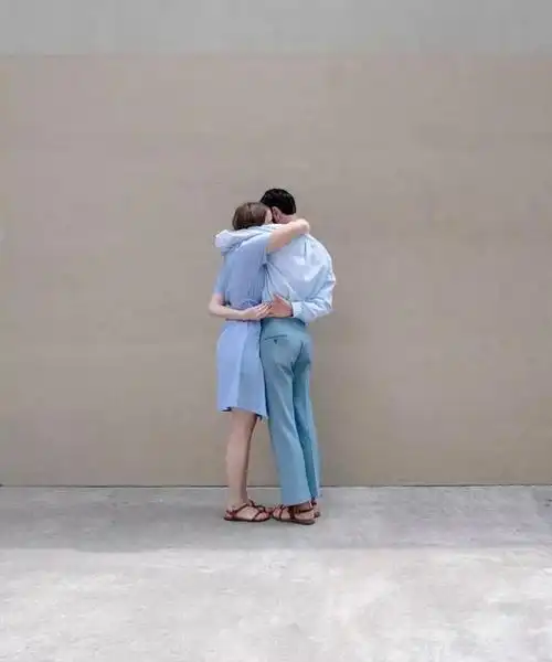 两个人的情侣拍照姿势也是创意十足,多变有趣.