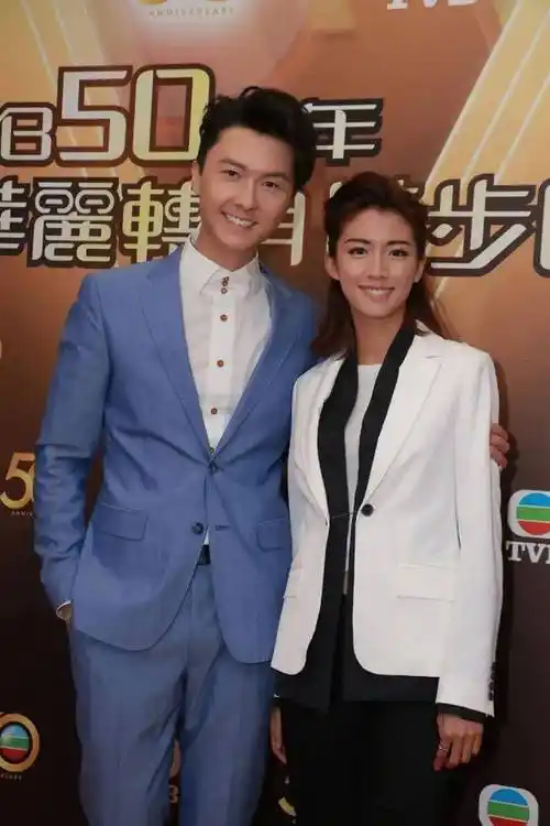 时,蔡思贝被传暗挞王浩信,之后又和麦秋成,余德丞及胡鸿钧等传出绯闻