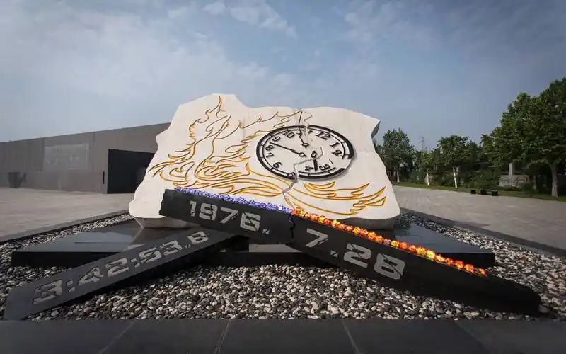 河北唐山地震遗址纪念公园,残破时钟雕塑,把时间定格在唐山大地震发生