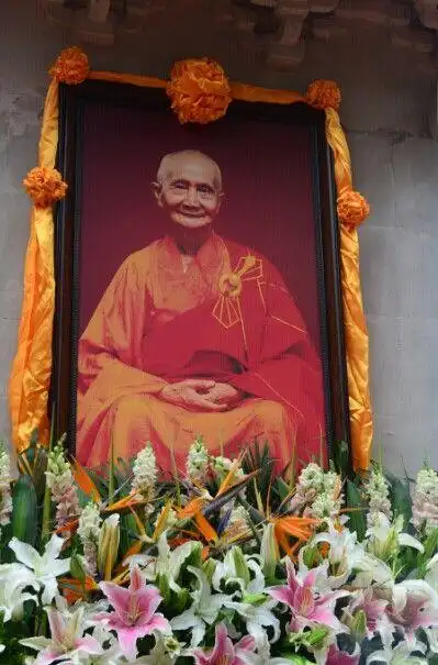 一代高僧惟贤长老舍利入塔重庆千人雨中相送