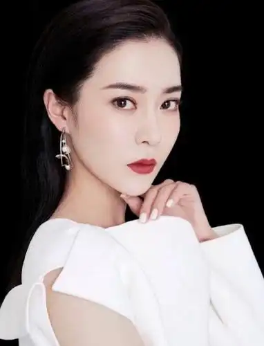 毕业就被王晶相中,出道与朱茵合作,捧了十几年今还是十八线女星