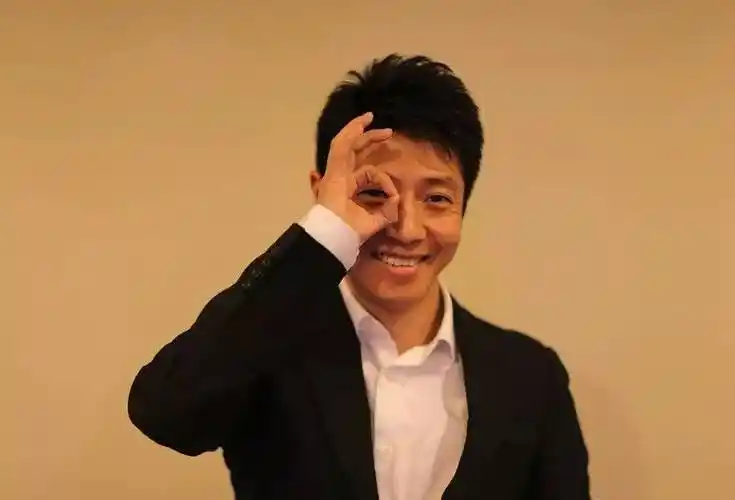 虽说身体很健康,但年龄已经很大了,所以不少人觉得撒贝宁之所以倒出