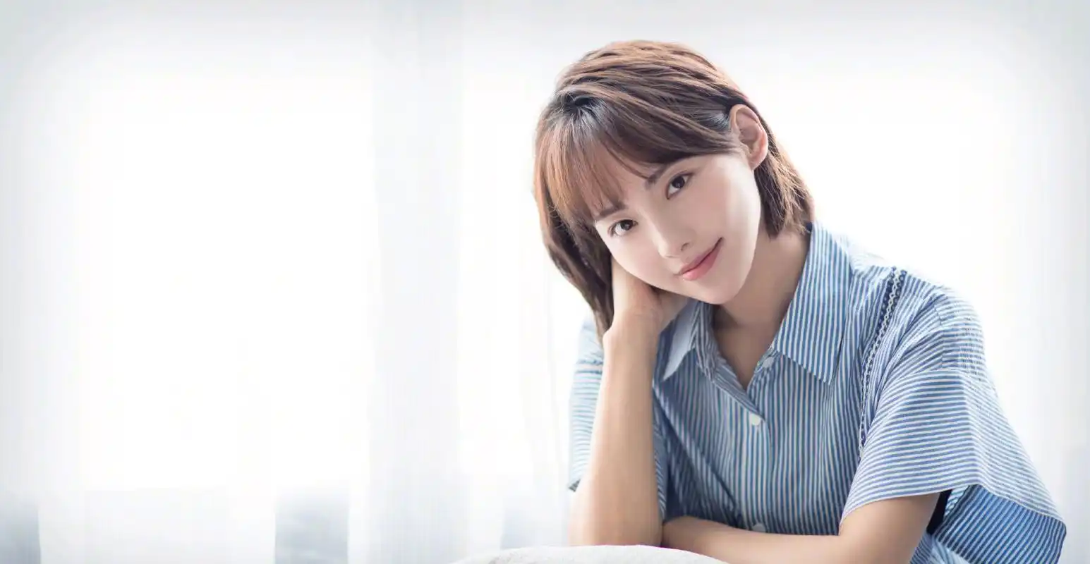 张嘉倪捞金不顾形象剪短发男友风衬衫变假小子忘p图暴露肤色