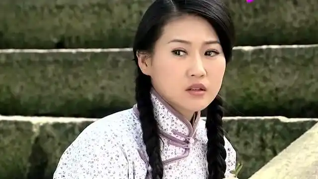 娘妻:傻大姐在桥边捡花,见到黄包车上的人,竟然瞬间恢复了记忆