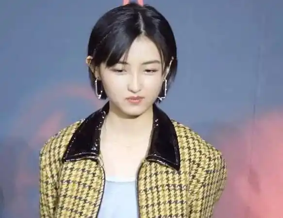 张子枫现身成都,皮肤白嫩侧颜超美,同框168女演员,身高真相了_妹妹