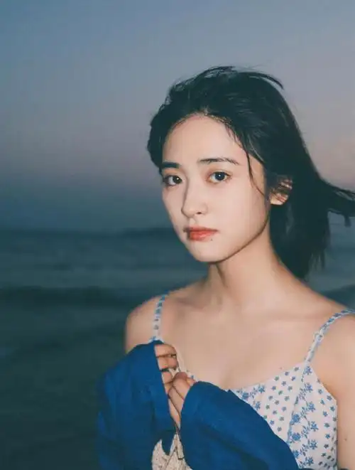 组图沈月三亚海边写真大片释出碎花吊带搭配牛仔外套清新文艺