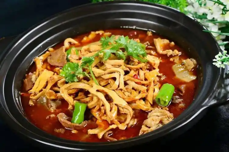羊杂砂锅,上菜的时候还在咕噜咕噜冒泡,满满的羊杂和粉丝,泡在浓郁的