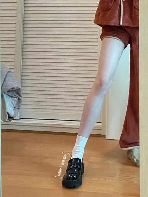 幂式小皮鞋白袜子配黑皮鞋yyds