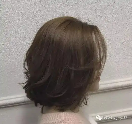 真的要说这种短发微卷发型了,像这样的在在发尾位置烫出一道s型卷发