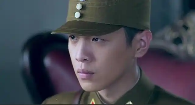 后来,在《黑狐》的杀青宴上,一向坚强的张若昀忍不住哭了两次,也许