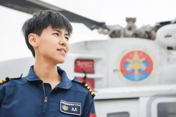 奋斗者·正青春丨中国第一代女搜救机长宋寅_腾讯新闻