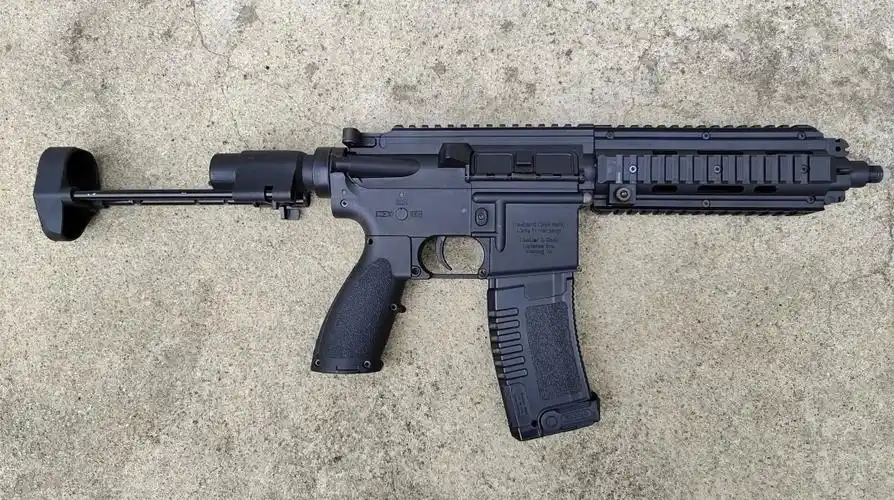 即锦明13代,是以hk416c突击步枪为真枪原型的aeg短突击步枪,原装只有