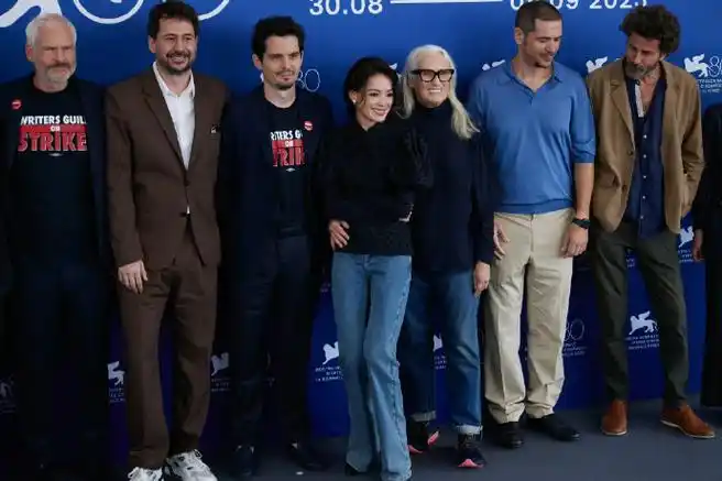 舒淇亮相威尼斯主竞赛评委发布会和开幕式红毯造型,不过红毯造型上