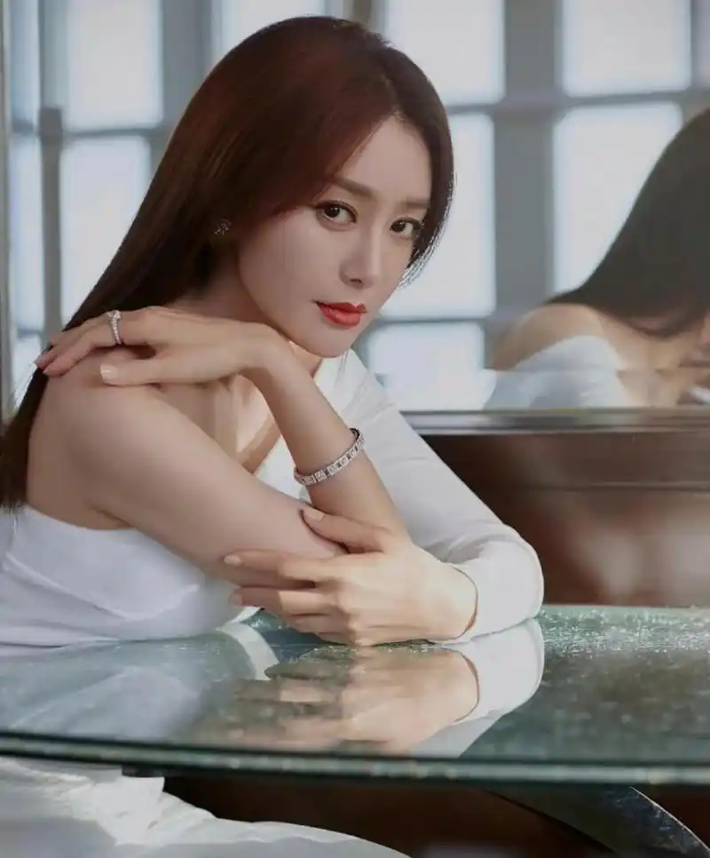 助我上热门# #秦岚# 一袭白色抹胸裹身连衣裙,飘逸长发披肩,肤白妹览