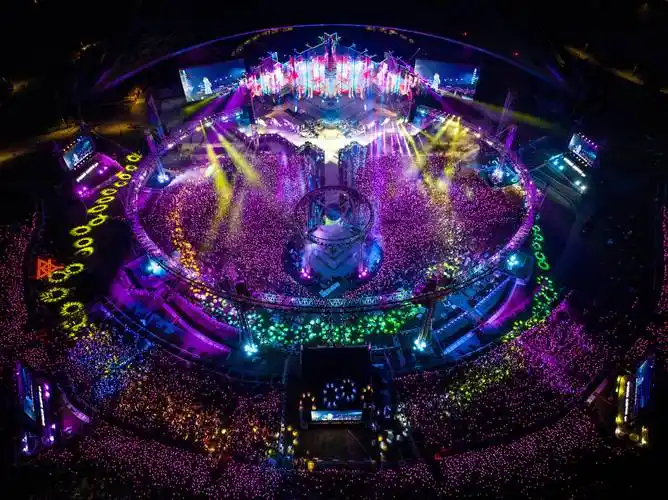 音乐场,拥有10 万人超大总容量,光主舞台室外阶梯式观众席容量就有近