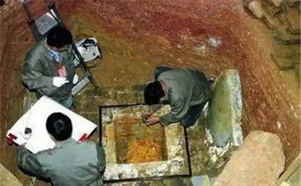 千年雷峰塔下究竟压着什么?没有白素贞,而压着一只"蜈蚣"!