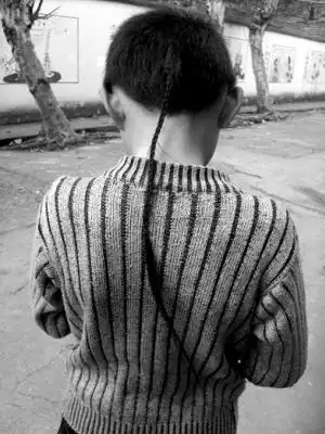 男孩后脑勺上留的"胎毛辫"   (图文无涉)