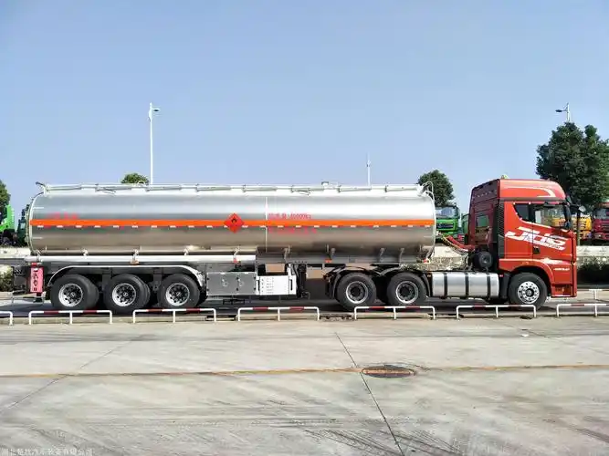 半挂式油罐车首付三成提回家