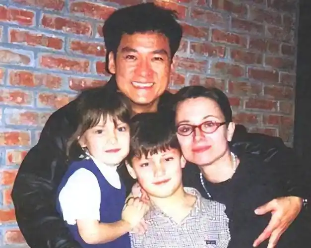 周华健低调回家乡,高级餐厅吃饭被偶遇,帮粉丝买单很豪气_香港_儿子