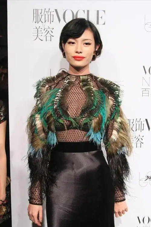 汪峰前妻葛荟婕不愧是超模长相高级身材好羽毛裙都能轻松驾驭