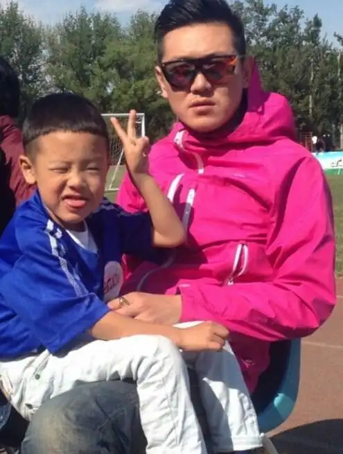 "天天向上"主持人田源再遭爆料 与神秘女同床照曝光(图)(16)