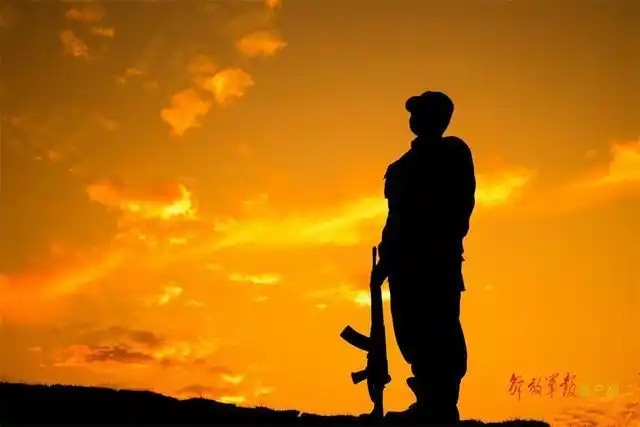 夹杂着汗水的身影与梦幻的霞光交相辉映,无声地诠释着军人的血性与