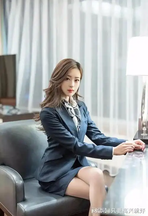 穿黑色职业装的秘书小姐姐温柔知性又能干