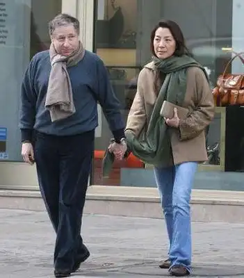 杨紫琼与未婚夫十指相扣 素颜看豪车显低调(4)