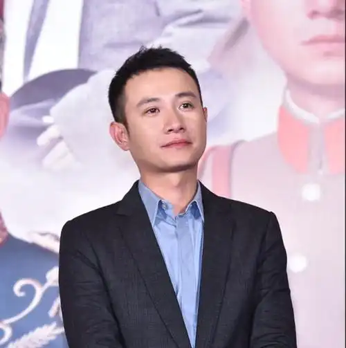 38岁文章近况曝光模样大变,满头白发一脸沧桑,全程低头魂不守舍