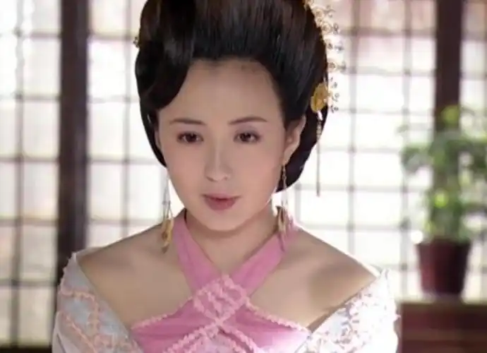 她拍摄过很多影视作品,比如《太平天国》 《至尊红颜》等.