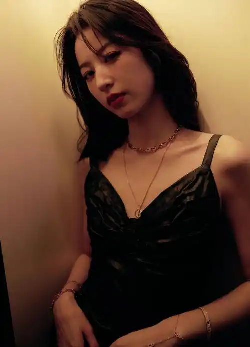 周雨彤黑色吊带装优雅恬静写真_网友_气质_女神