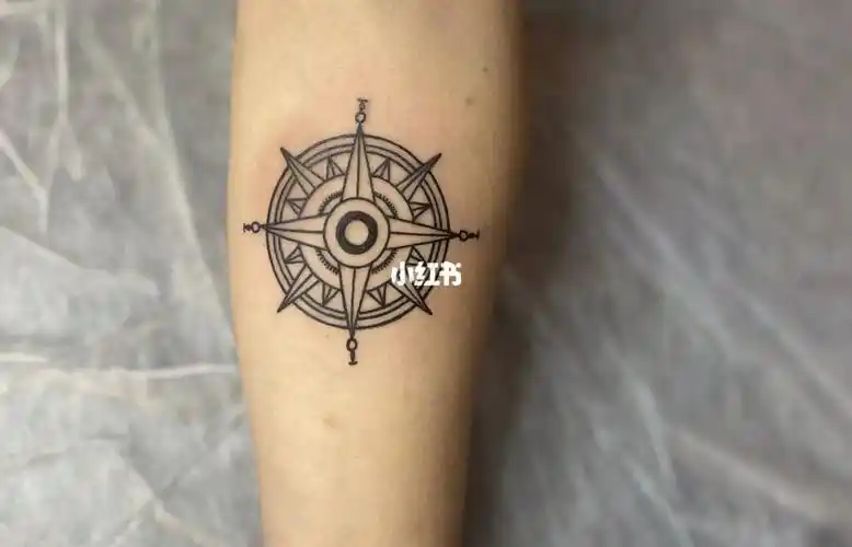 一个小的指南针纹身