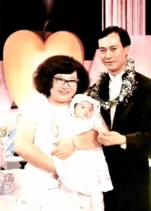 郑少秋与沈殿霞相恋十年,1985年步入婚姻殿堂,并诞下一女.