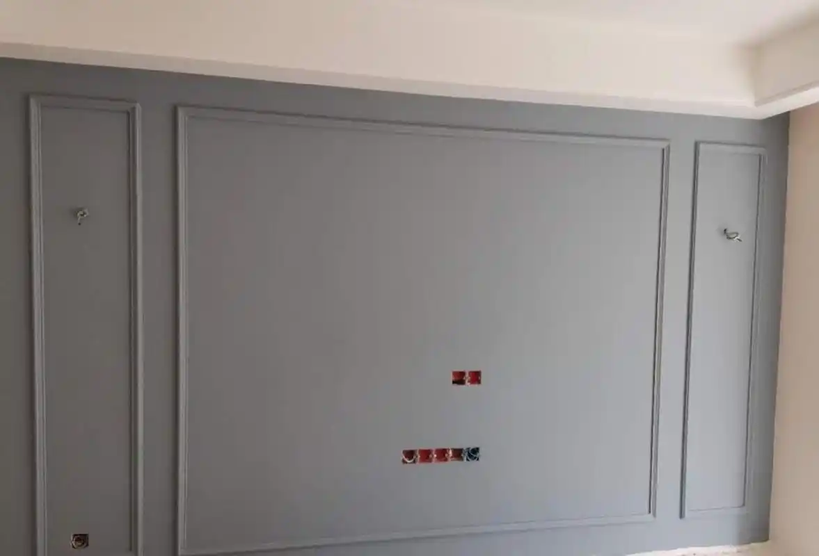 客厅电视背景墙刷了蓝灰色的乳胶漆,贴了石膏线条,简约又好看,而且