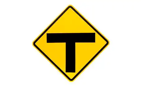 黄色交通标志三单独隔绝在文件的白色背景与修剪路径照片